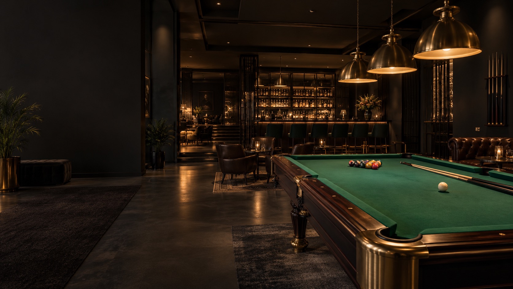 Konzept einer modernen Billard-Lounge mit grünem Tisch und warmen Leuchten